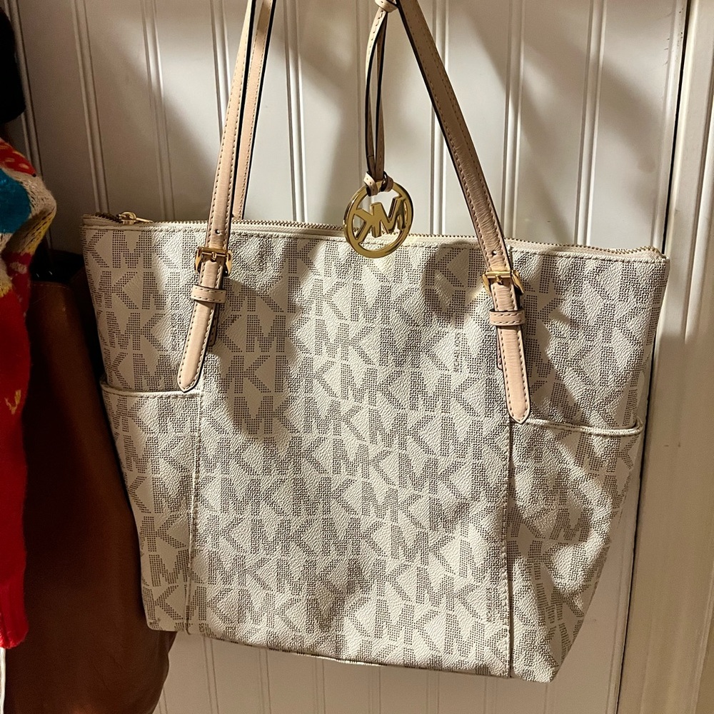 Micheal Kors purse-used. Too big for me